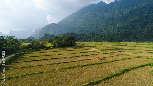 Paysage autour de la ville de Vang Vieng au Laos vue du ciel