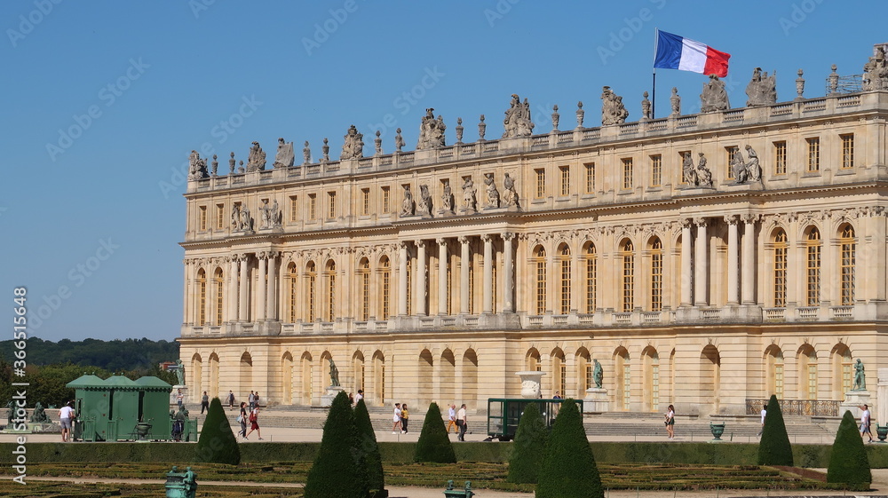 Château de Versailles, façade du corps central du palais, surmontée d'un drapeau français, vue depuis les jardins (France) Château de Versailles, façade du corps central du palais, surmontée d'un drapeau français, vue depuis les jardins (France)