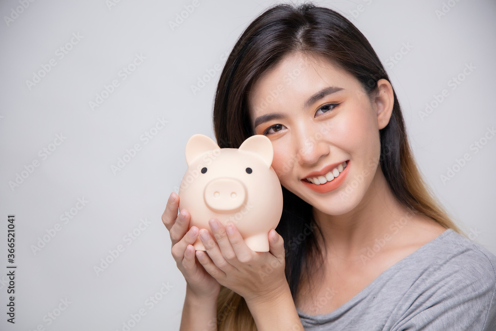 Asian women are saving money to use the future capital uncle and for emergency use Asian women are saving money to use the future capital uncle and for emergency use