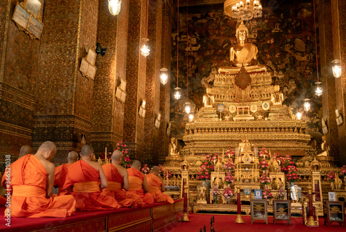 Obraz na płótnie Monks meditating and praying in buddhist temple Bangkok