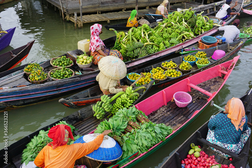 Canvastavla Pasar Terapung or floating market is traditional markets in Banjarmasin, South K