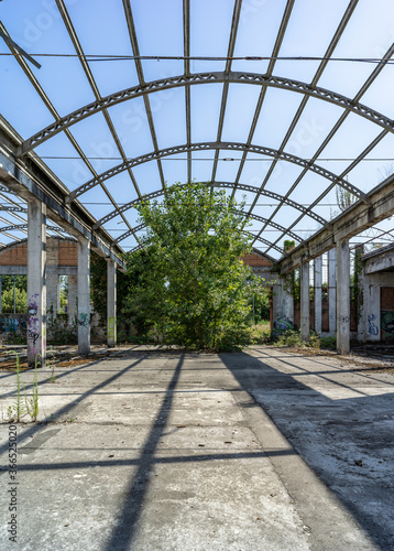 Architettura d'interno di un vecchio edificio industriale abbandonato