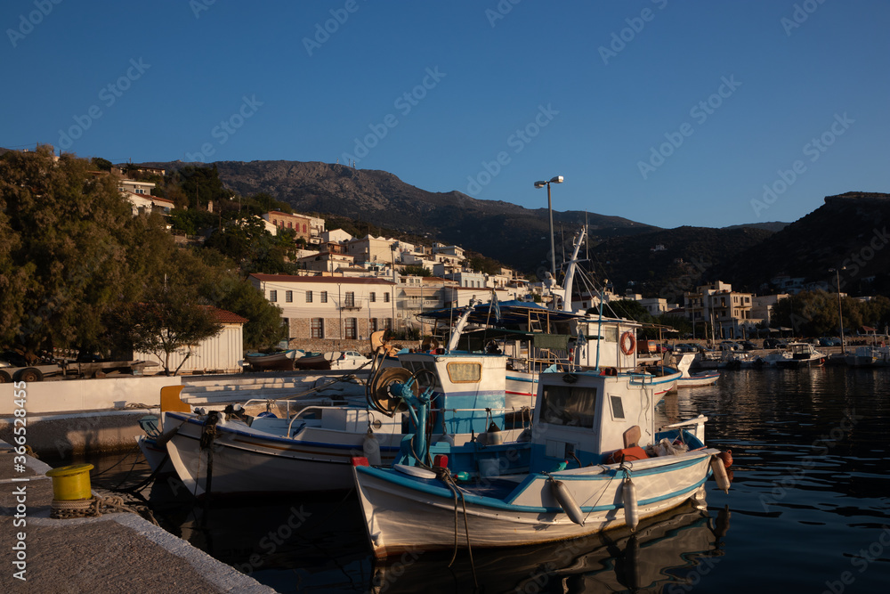 malerische Fischerboote am Hafen von Agios Kirykos, Ikaria, Ägäis, Griechische Inseln, Griechenland