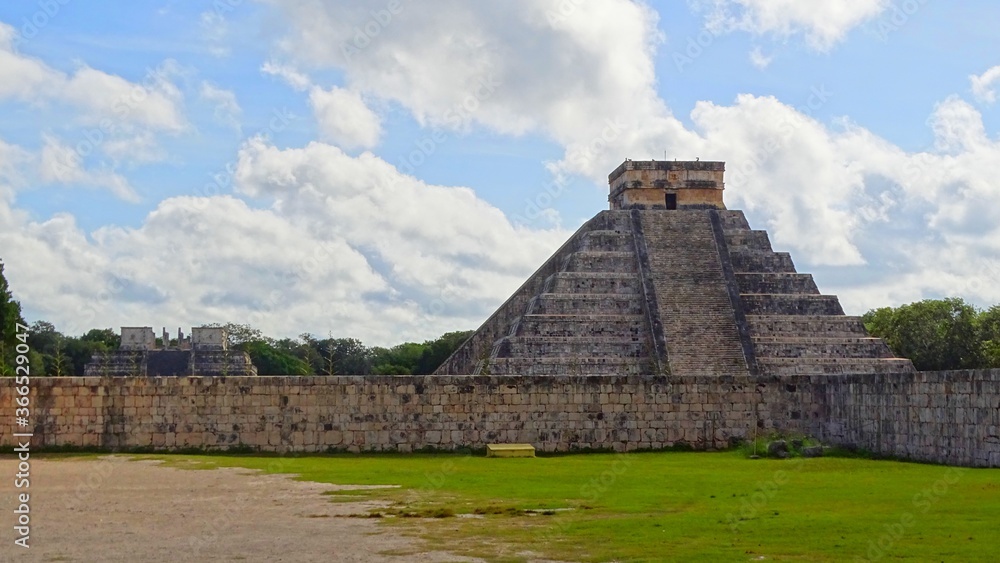 Mexico, Yucatan, Pre-Hispanic city of Chichen Itza, El Castillo (Kukulcan pyramid) Mexico, Yucatan, Pre-Hispanic city of Chichen Itza, El Castillo (Kukulcan pyramid)