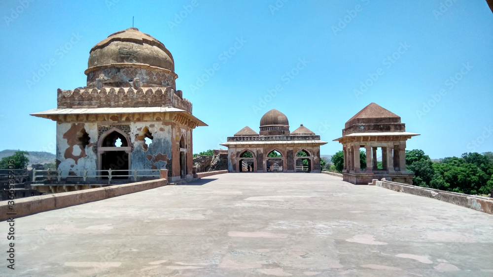 Obraz premium The terrace view of Jahaz Mahal (ship building) located at Mandu region of Madhya Pradesh, India. Jahaz Mahal was built in second half of the 15th century. Jahaz Mahal best captures the history