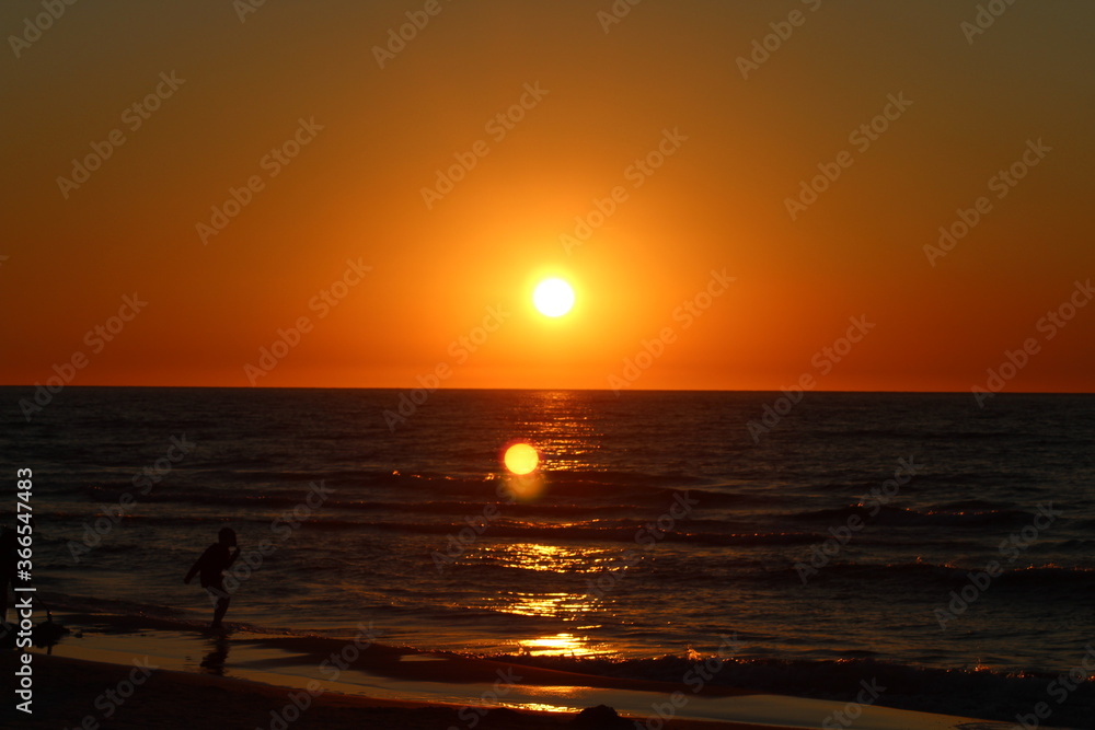 Fototapeta premium zachód słońca nad morzem 