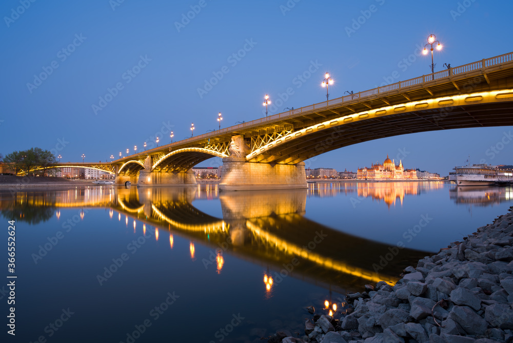 Obraz premium Margaret bridge in Budapest at night reflecting in still water