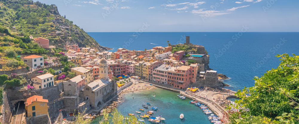 Port de Vernazza, vue depuis le sentier de randonnée, village des Cinque terre inscrit au patrimoine mondial de l'Unesco. Village coloré d'Italie.