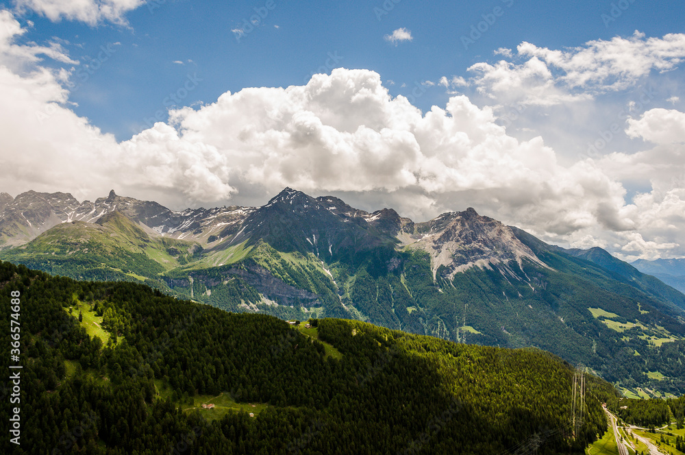 Fototapeta premium Poschiavo, Puschlav, Val Poschiavo, Lago di Poschiavo, Alpen, Wanderweg, Berninapass, Berninaexpress, Zugfahrt, Tirano, Sommer, Schweiz