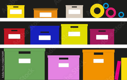 Librería blanca con cajas de ordenación de colores