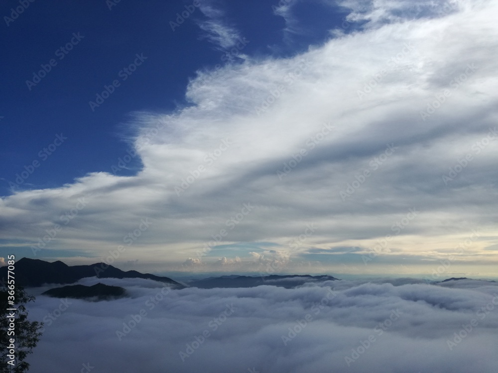 Cielo Azul Nubes Montana Arbol 