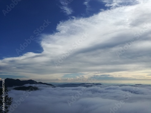 Cielo Azul Nubes Montana Arbol 