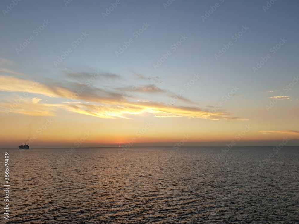 Obraz premium sunset over the sea