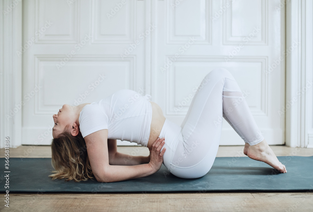 Obraz premium Jung sportliche Yoga Mädchen, posiert, work out, Yoga Kleidung Leggings, im weißen Raum meditieren 