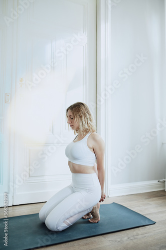 Jung sportliche Yoga Mädchen, posiert, work out, Yoga Kleidung Leggings, im weißen Raum meditieren 