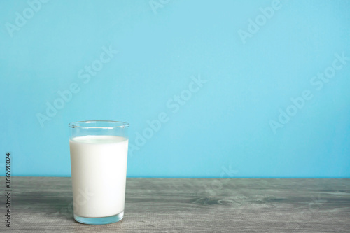 A glass of milk on the table. テーブルの上のグラス一杯の牛乳