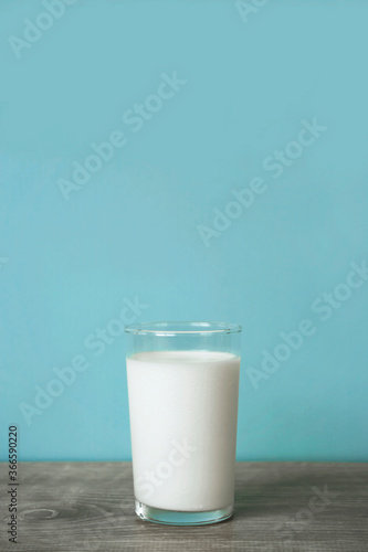 A glass of milk on the table. テーブルの上のグラス一杯の牛乳