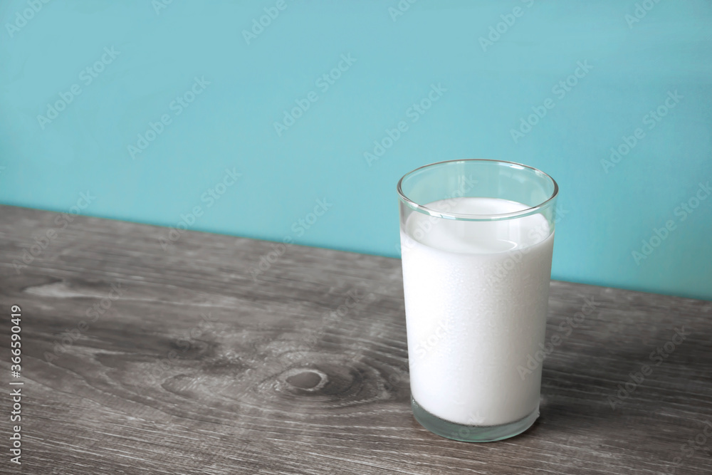 A glass of milk on the table. テーブルの上のグラス一杯の牛乳 A glass of milk on the table. テーブルの上のグラス一杯の牛乳