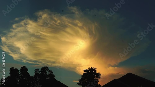 Dreamy giant clouds in the sky 4k (30fps)
