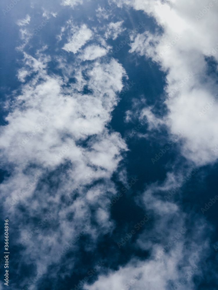 Weiße Wolken vor blauem Hintergrund