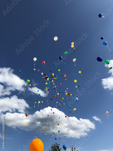 Bunte Luftballons Steigerin den Himmel