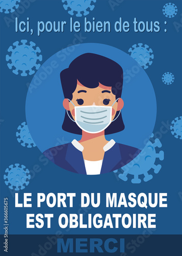 affiche pour le port obligatoire du masque en blanc avec une femme portant un masque dans un rond bleu sur un fond bleu foncé avec des formes du virus