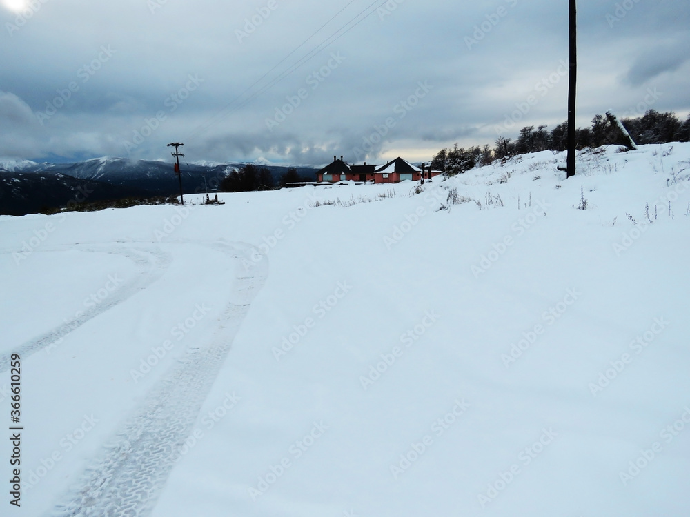 Obraz premium Huellas de ruedas en la nieve