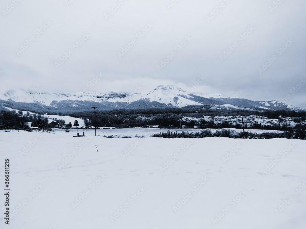 Paisaje de hermosas montañas nevadas