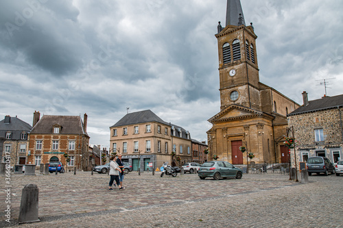 Place d'Armes et l'eEglise Saint-Nicolas de Rocroi