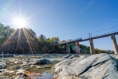 【埼玉県 長瀞】渓谷から見える紅葉と鉄橋