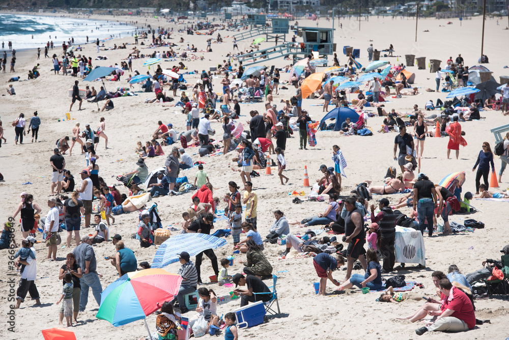 Obraz premium Santa Monica beach crowded with beach goers