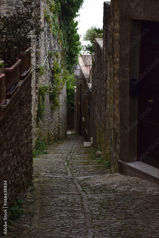 Una calle medieval de Erice en Sicilia