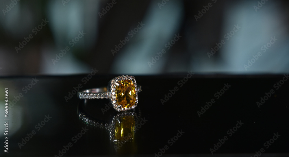 Gold ring that does not decorate anything It is a beautiful ring in a unique, luxurious and expensive way. Gold ring that does not decorate anything It is a beautiful ring in a unique, luxurious and expensive way.