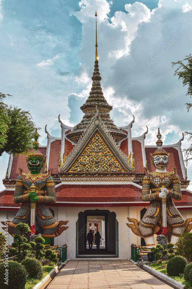 Templo Wat Arun con estatuas de guardianes en su frente ,de gran porte.