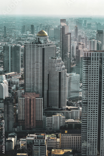 Edificios de la ciudad de Bangkok vistos desde un mirador. Se observan una variada arquitectura