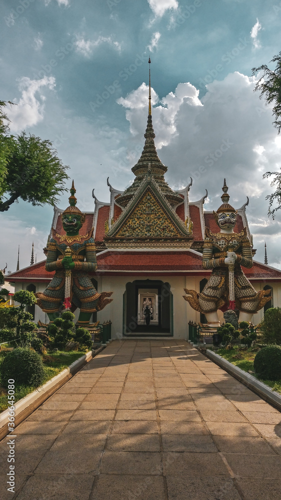 Templo Wat Arun y sus guardianes de gran tamaño