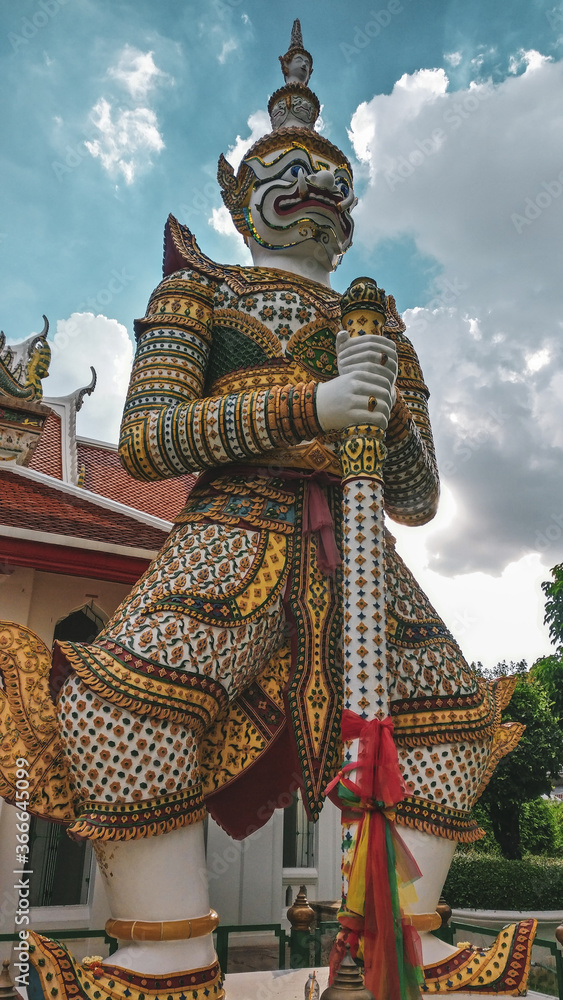 Fototapeta premium Templo Wat Arun y sus guardianes de gran tamaño