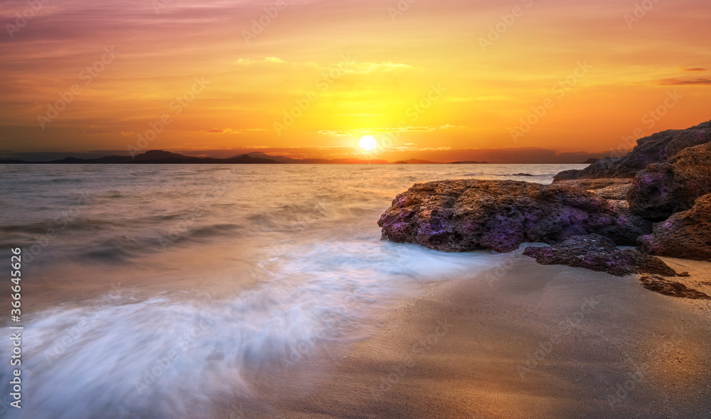 Obraz premium Sunset at pattaya beach. The most famost beach in thailand