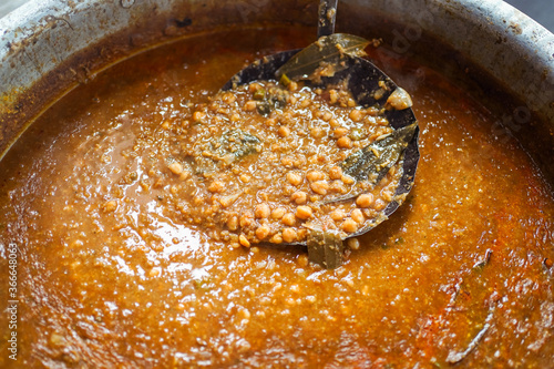 Obraz na płótnie Large pot with chickpeas and brown sauce prepared in Indian village w salonie