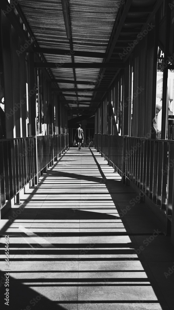 Puente peatonal con sombras y luces en blanco y negro Puente peatonal con sombras y luces en blanco y negro
