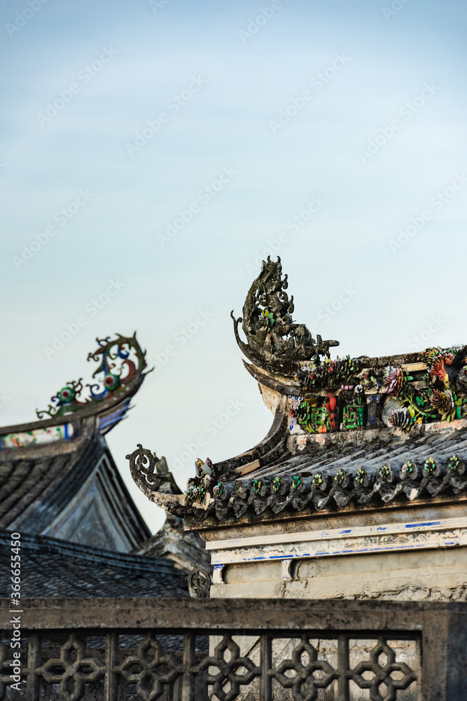 Flower and bird reliefs on the roofs of ancient buildings in Meizhou, Guangdong Flower and bird reliefs on the roofs of ancient buildings in Meizhou, Guangdong