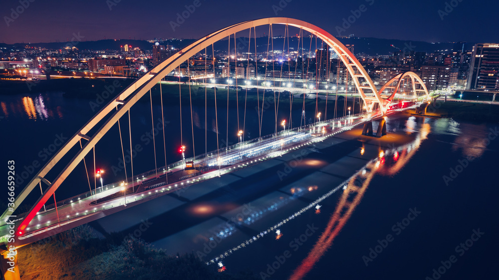 Obraz premium Most Półksiężycowy - słynny punkt orientacyjny Nowego Tajpej na Tajwanie z pięknym oświetleniem w nocy, zdjęcia lotnicze w Nowym Tajpej na Tajwanie.