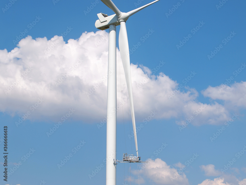 Wind turbine with maintenance platform Wind turbine with maintenance platform