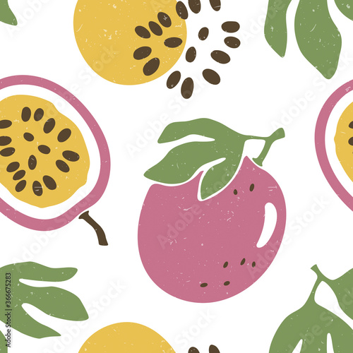 Cute passion fruit seamless pattern. Ripe passion fruit, lobules and seeds on white background. Vector shabby hand drawn illustration
