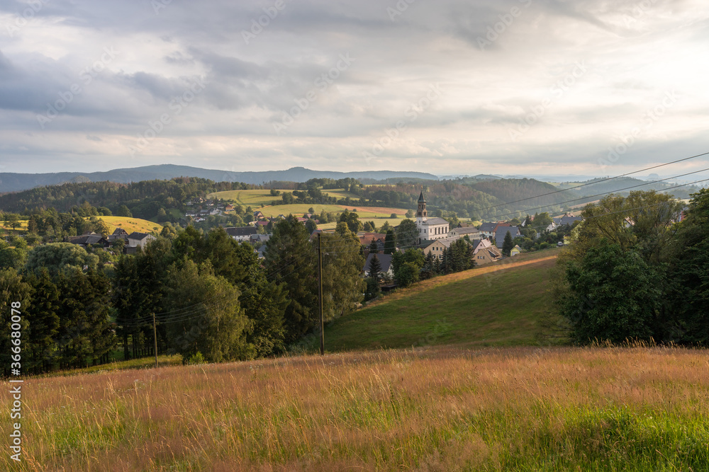 Naklejka premium Saupsdorf in der Sächsischen Schweiz in der Abendsonne