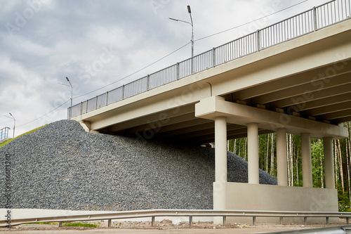 Quadro su tela Bottom view of the prestressed concrete beams and piers of bridge crossing many-lane expressway of road
