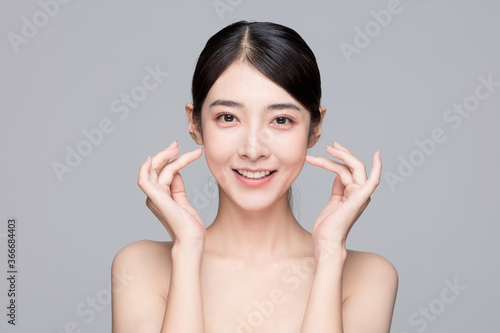 A beautiful young asian woman
