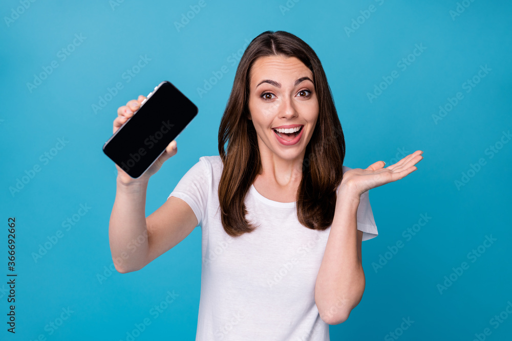 Close-up portrait of her she nice attractive pretty cheerful cheery brown-haired girl showing demonstrating recommending new device product isolated bright vivid shine vibrant blue color background Close-up portrait of her she nice attractive pretty cheerful cheery brown-haired girl showing demonstrating recommending new device product isolated bright vivid shine vibrant blue color background
