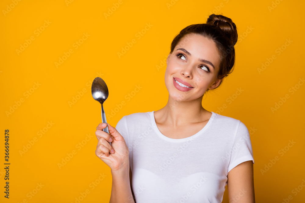 Close up photo curious girl hipster hold cutlery utensils look copyspace think thoughts dream restaurant meal cuisine wear casual style white t-shirt isolated bright shine color background Close up photo curious girl hipster hold cutlery utensils look copyspace think thoughts dream restaurant meal cuisine wear casual style white t-shirt isolated bright shine color background