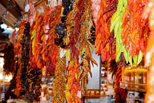Mercat de la Boqueria in Barcelona, Spaniens  erühmter, lebhafter öffentlicher Markt, der keine Wünsche offen läßt.Im Angebot Fleisch, Fisch, Obst, Gemüse und andere Lebensmittel